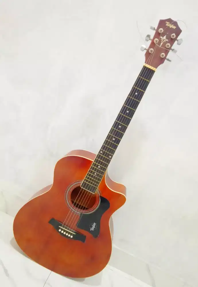 Gitar akustik Taylor +tas full senar dari baru jarang pakai msh bening