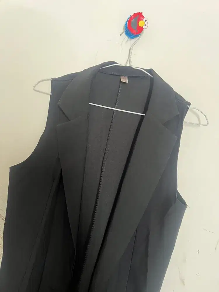 Vest warna hitam