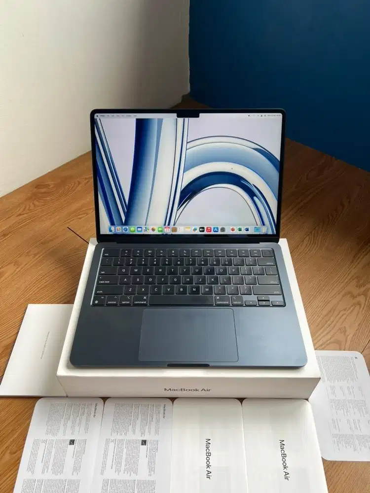 MacBook Air M2 16/256 iBox Mulus Garansi ON Panjang