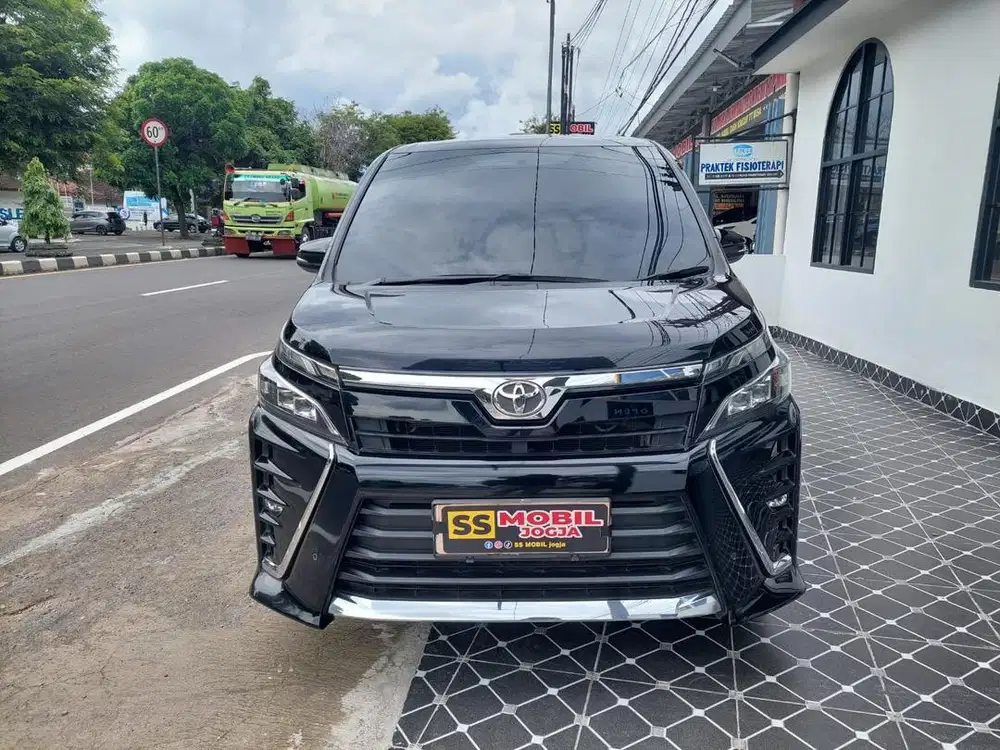 TOYOTA VOXY 2.0 2017 Matic Hitam