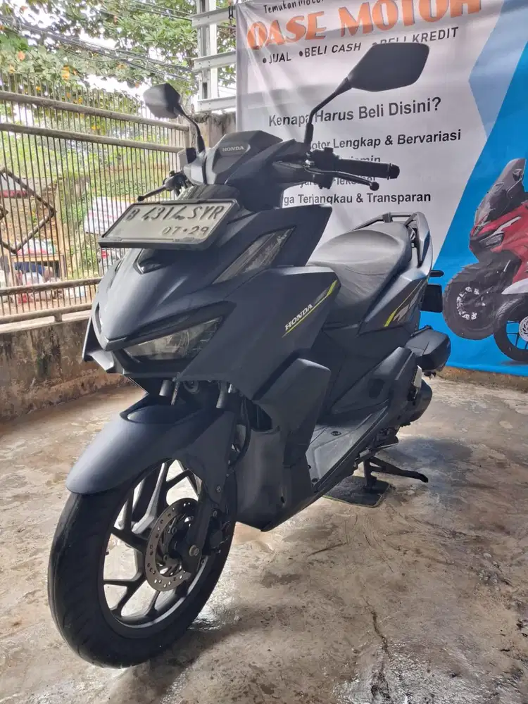 (B) Honda Vario 160 CBS ISS Tahun 2024