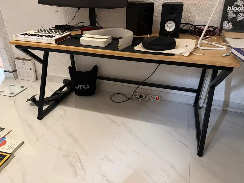 Meja besar untuk kerja