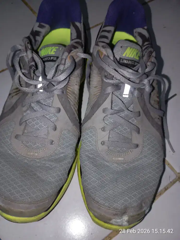 Sepatu second murah meria