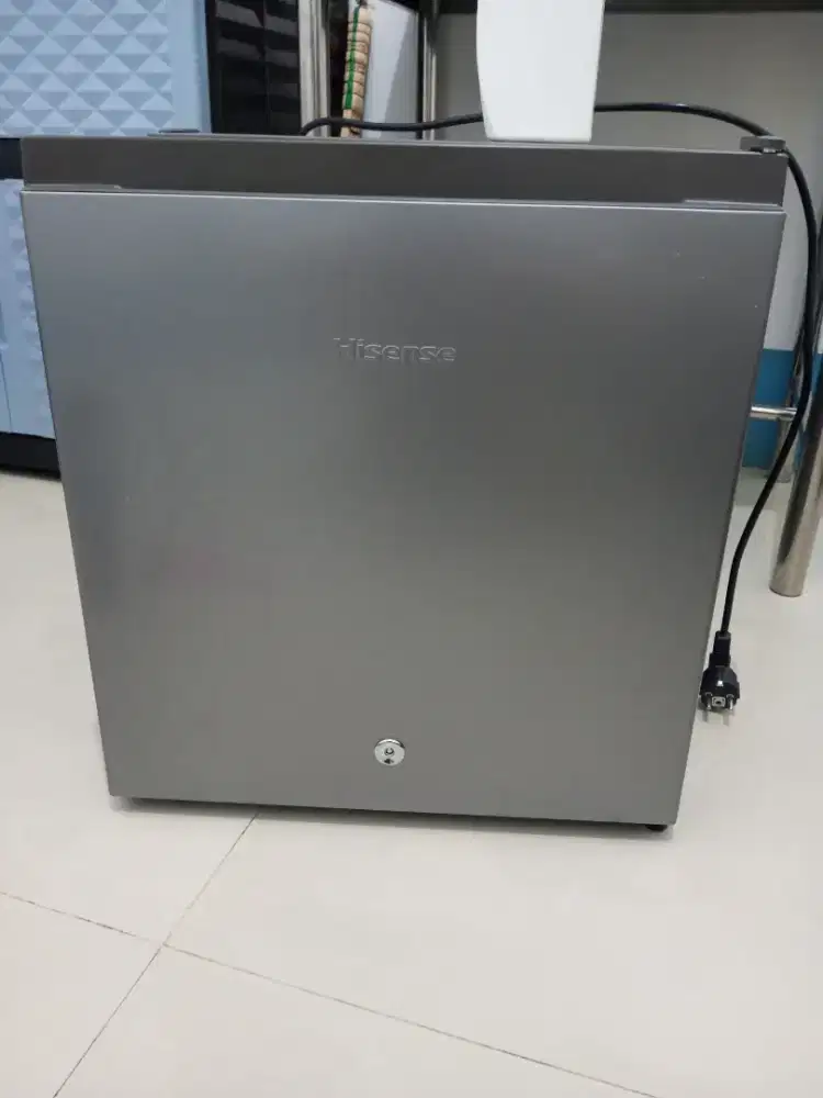 Hisense Kulkas Mini Portable 42L lemari es mini bar RR58D4IGN Silver