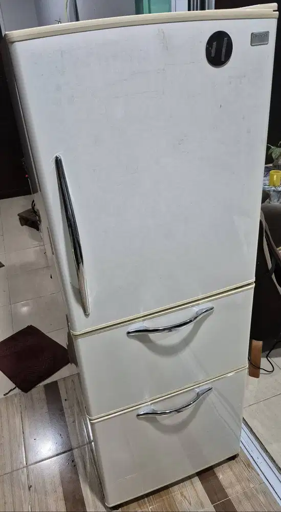 LEMARI ES HITACHI JEPANG11