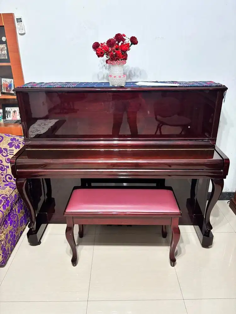 Samick JS-121F Upright Piano 121cm – Terawat, Suara Bagus, Siap Pakai