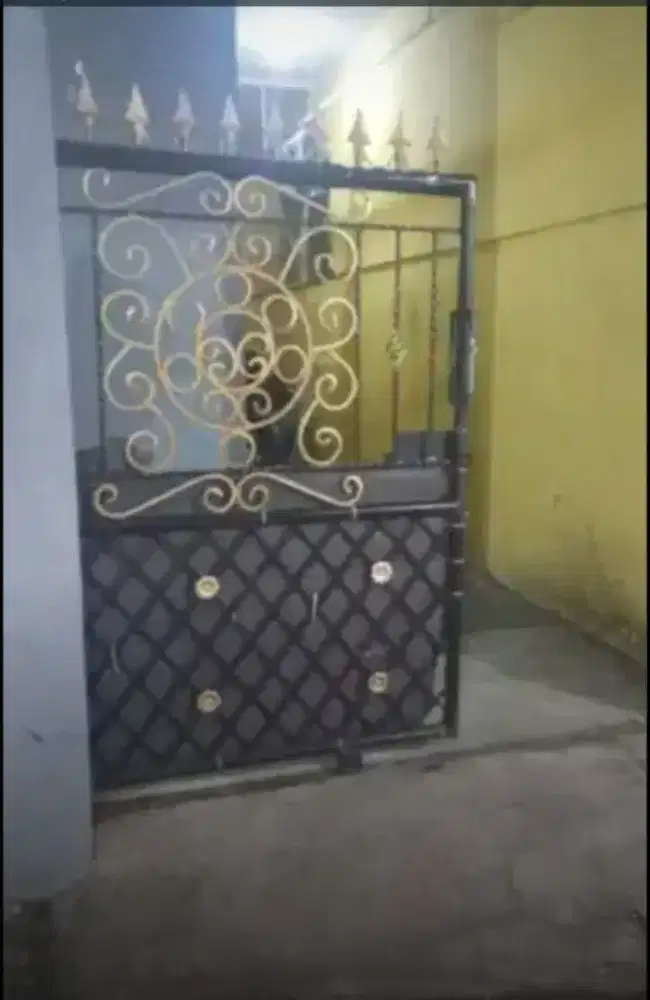 Di kontrakan rumah 3 petak dekat sekolah yapemry