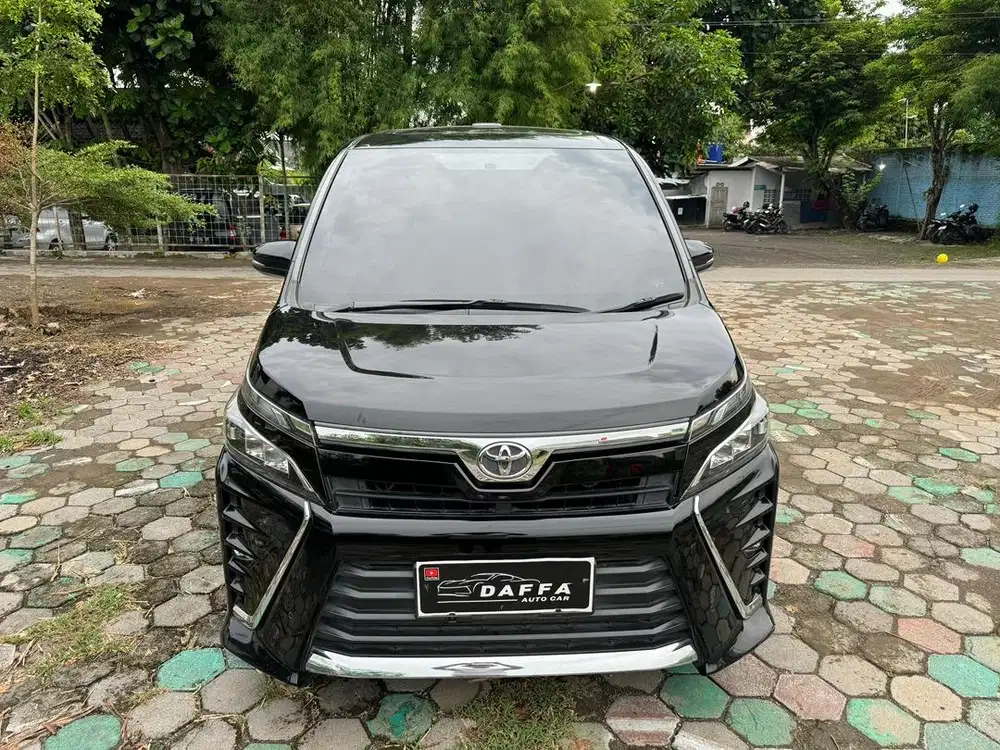 TOYOTA VOXY 2.0 2017 Matic Hitam