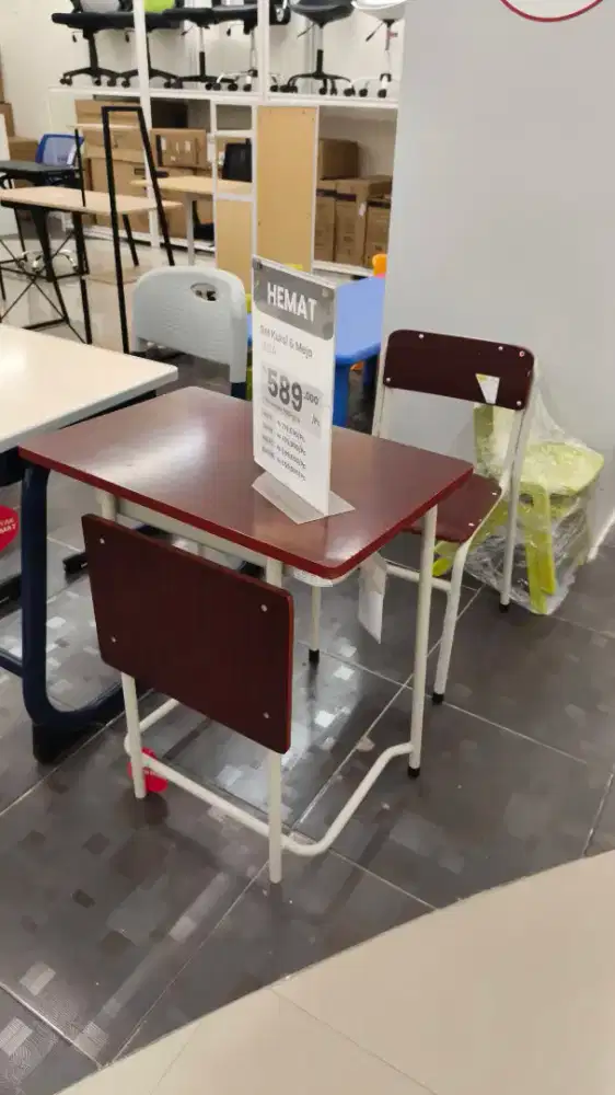 Meja sekolah set dengan kursi