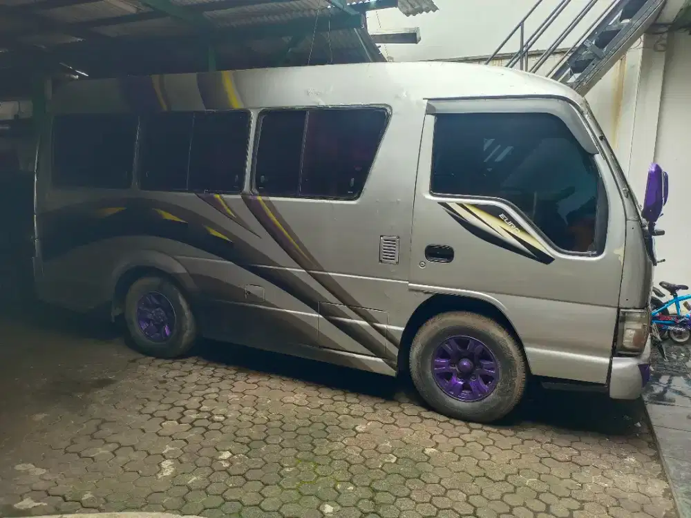 Isuzu ELF NKR 55 minibus tahun 2010 (Nopol E)