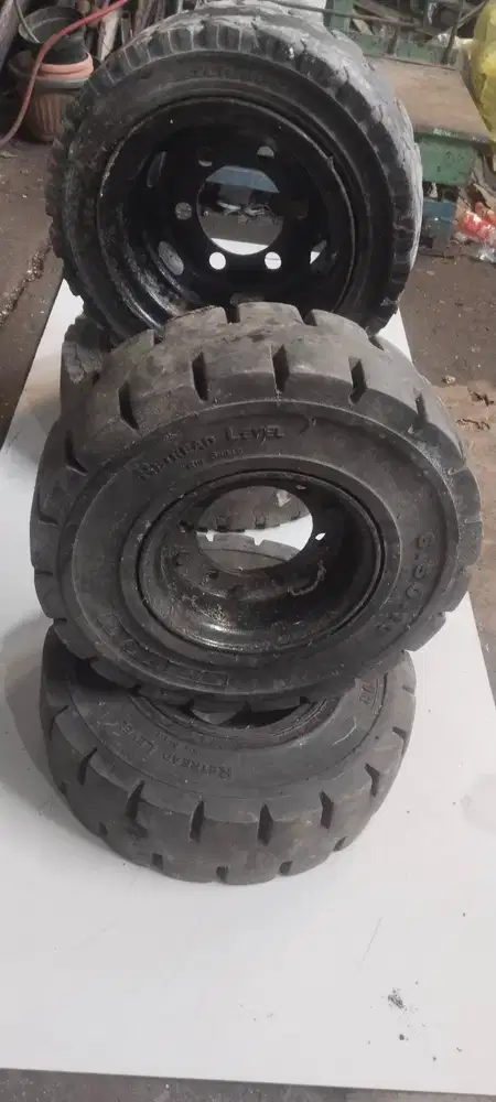 Ban Forkelift 3 ton siap pakai lengkap dengan velg nya.