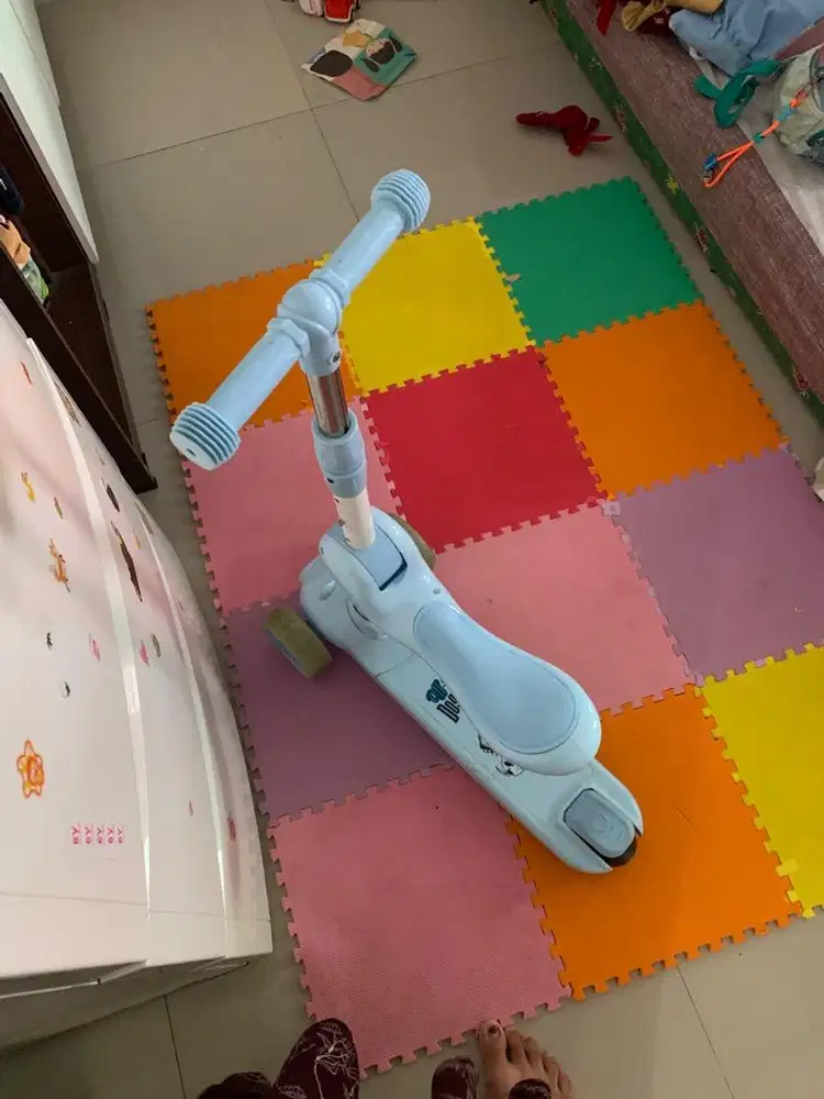 Skuter anak warna biru