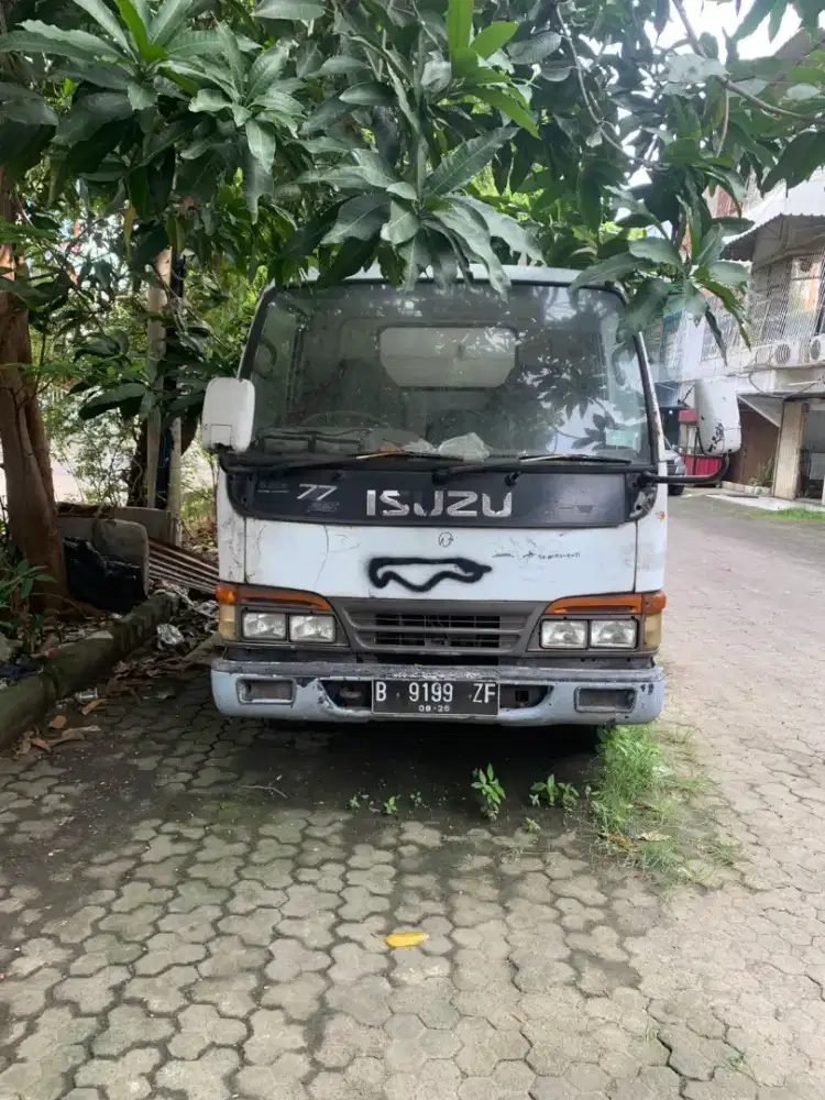 Isuzu elf NHR 55 engkel box
 THN 96