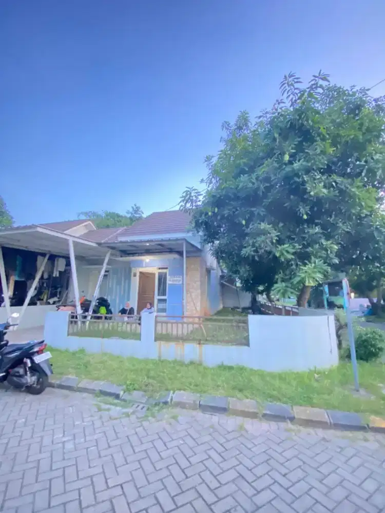 Jual rumah dengan tanah luas hoek. Metland Cileungsi.