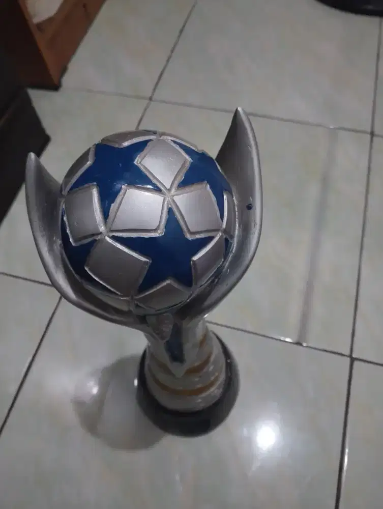 Piala bola motiv bintang 42 cm