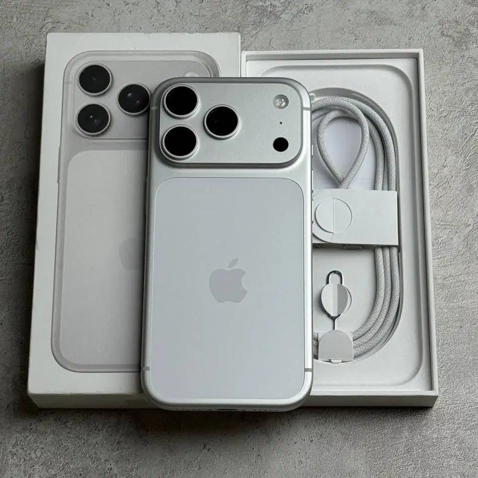 CARI IP 17 PRO SECOND RESMI INDO