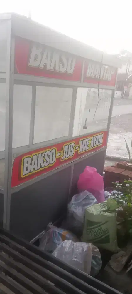 Roda bakso kumplit sama frizer nya yg gede