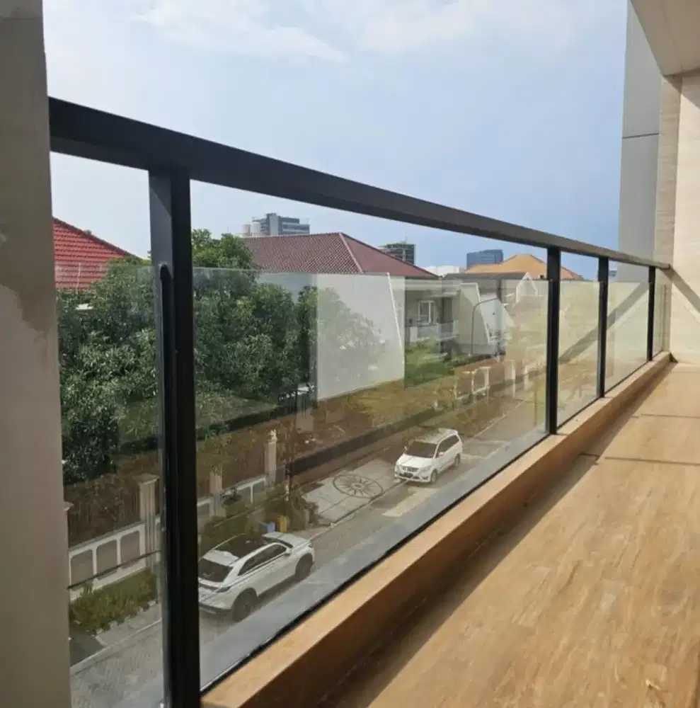 Reling tangga stanlis kaca