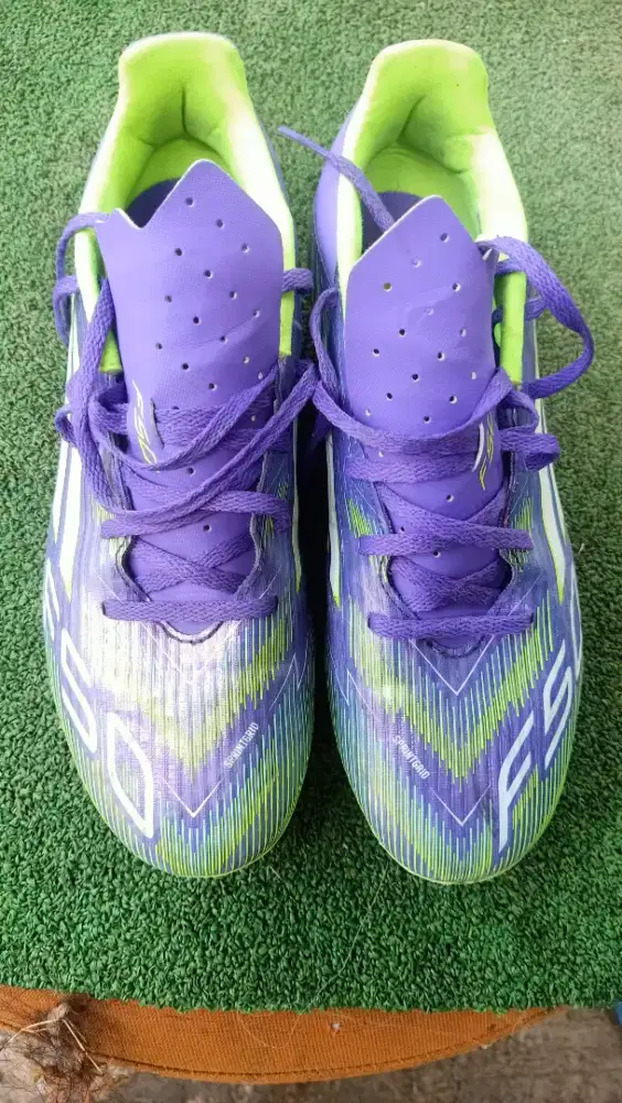 Sepatu bola Adidas F50