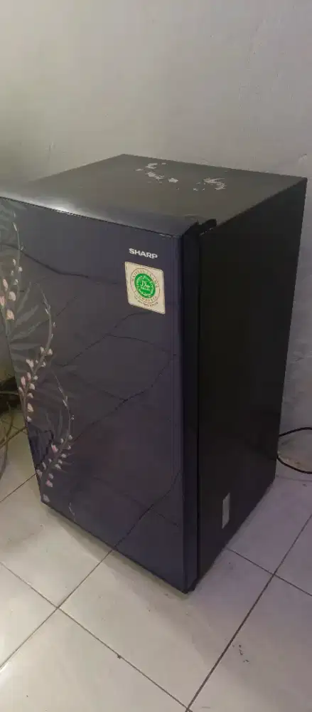 Unit kulkas merk Sharp type 1pintu dingin bagus bergaransi