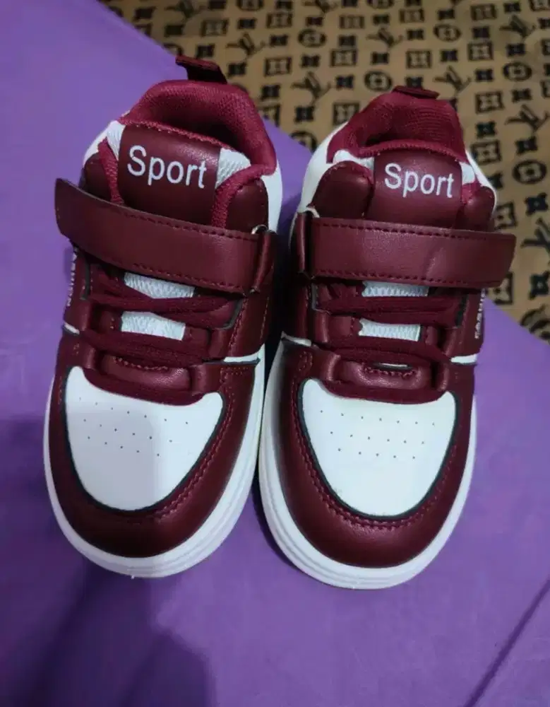 Sepatu Sneakers Anak Bekas Gratis Kondisi 90%