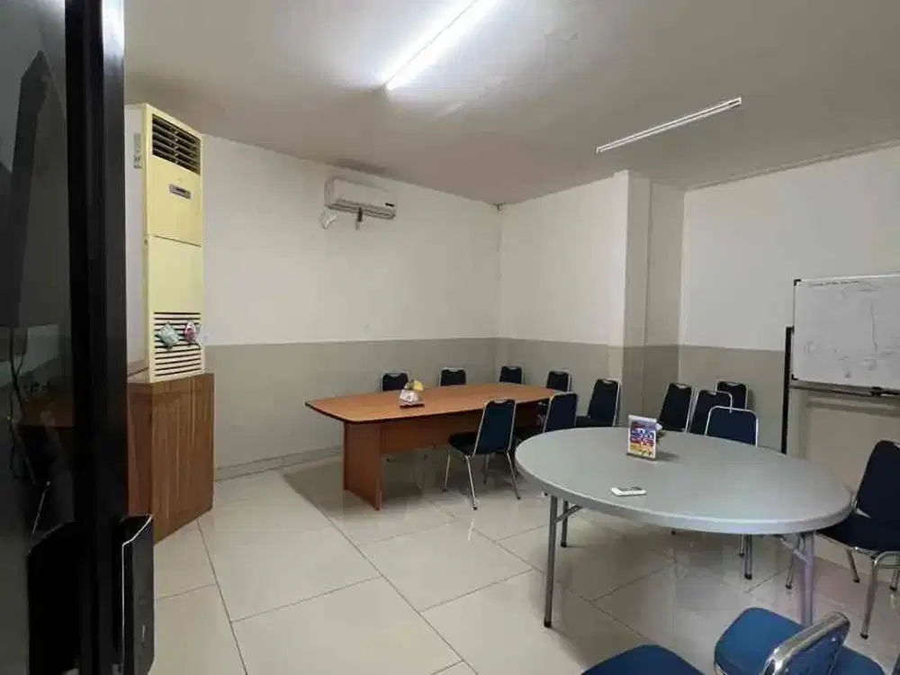 DISEWAKAN GEDUNG 2 LANTAI  DI JALAN PELAJAR PEJUANG BANDUNG