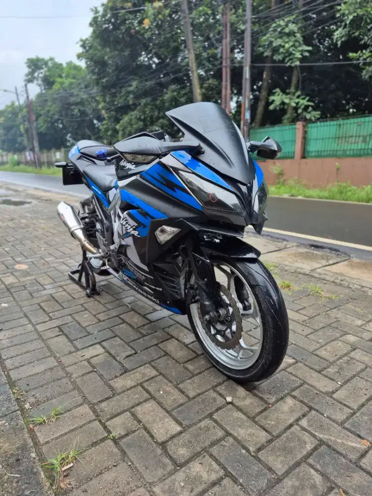 Dijual Kawasaki Ninja 250 FI tahun 2015 mesin bagus