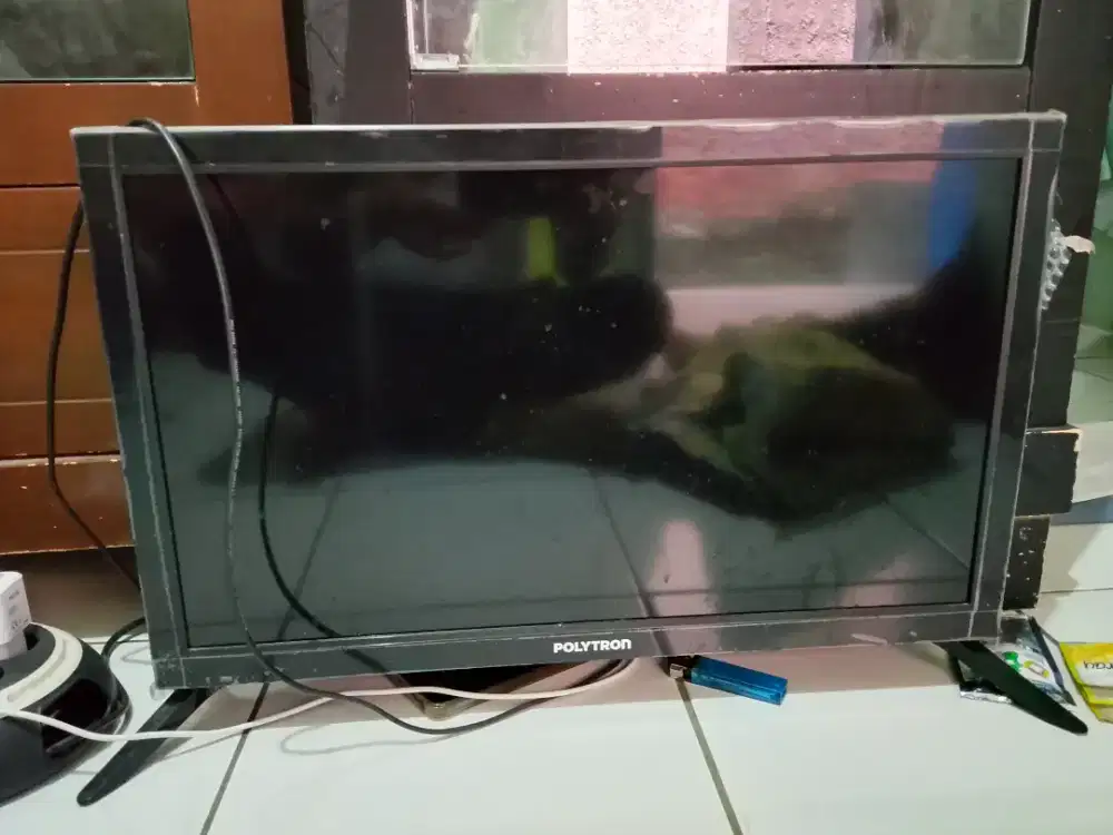 TV LED Polytron 24 inch berikut antena