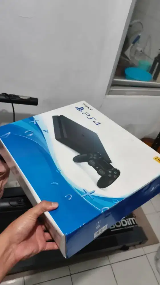 Yang mau jual ps4 slim / ps 4 pro fat playstation 4 saya ingin beli ps