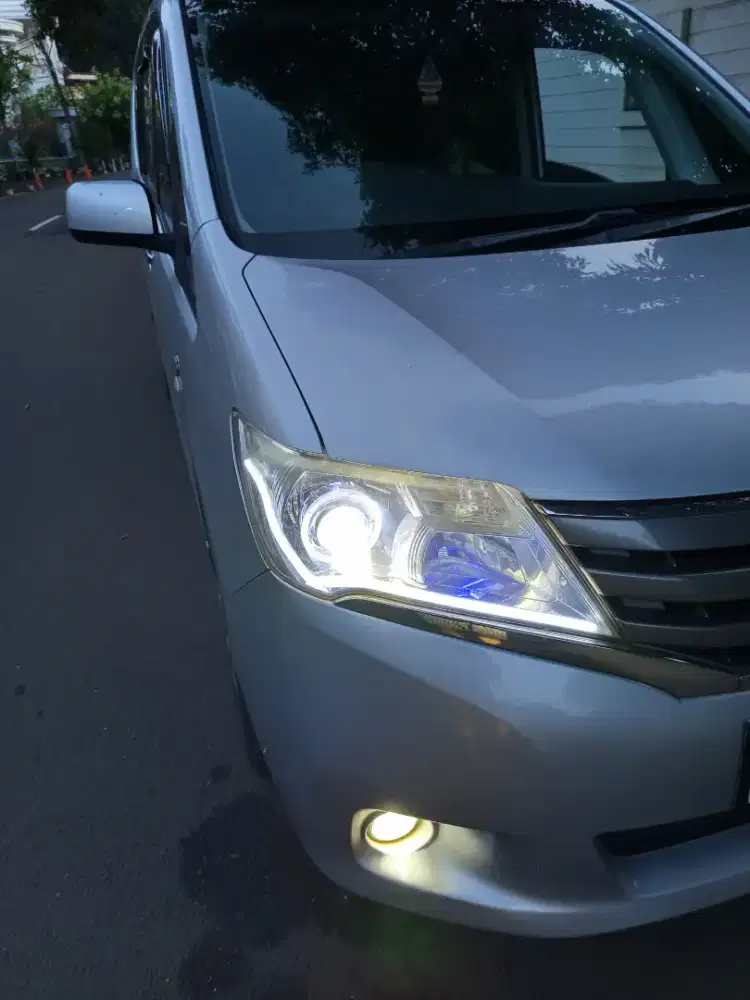 Dijual Mobil Nissan Serena 2013