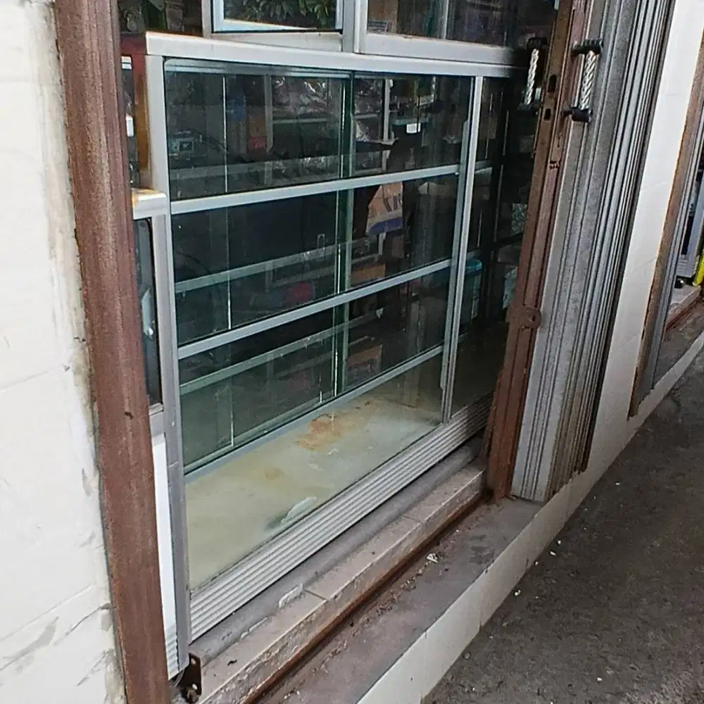 DIJUAL ETALASE KACA 2 METER BEKAS SIAP PAKAI UNTUK USAHA