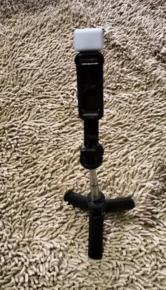 Tongkat selfie
tongsis
bluetooth 
bisa diatur panjangnya
ada 3 kaki