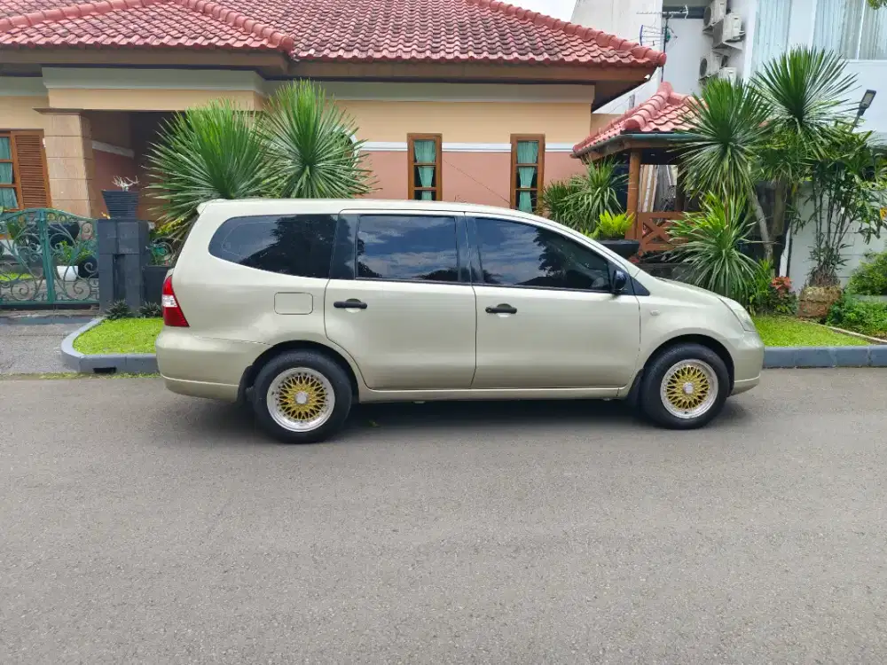 Nissan Grand Livina Matic 1.5 XV AT