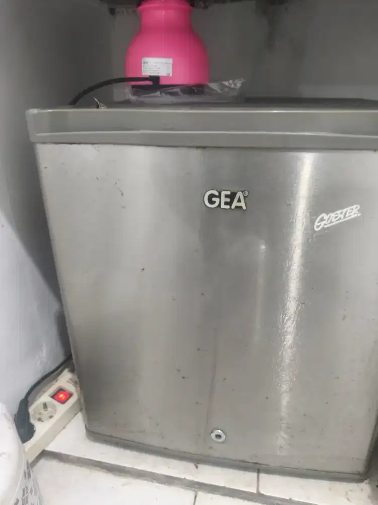 Kulkas bekas buah batu