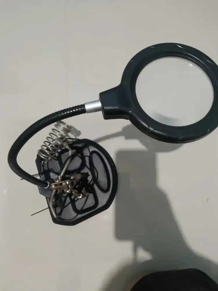 Tempat Solder dan Lampu