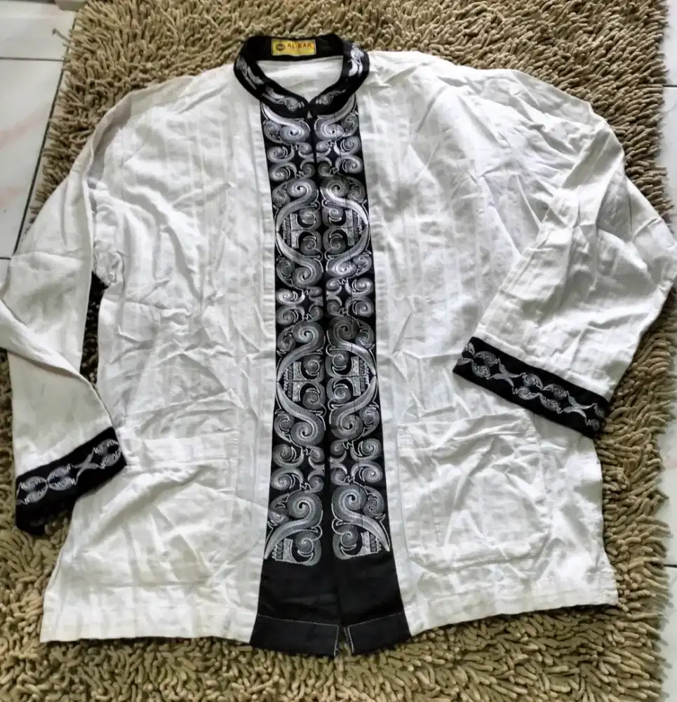 kemeja Koko
lengan panjang 
AL-BAR
katun
putih bordir hitam
Size L