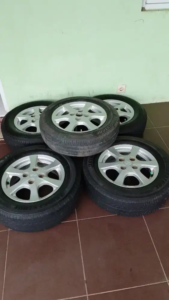 Di jual pelek sm ban ayla ada 5 pelek  4 ban lokasi bsd