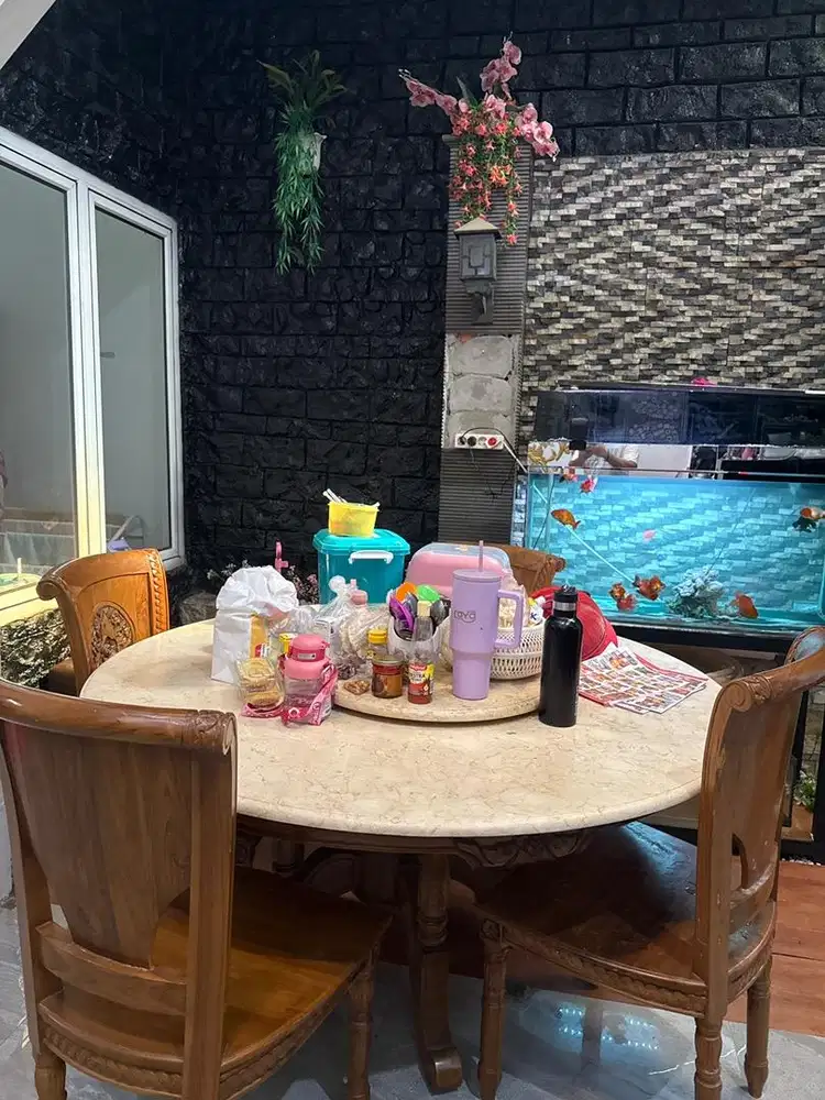 Meja makan granit mewah