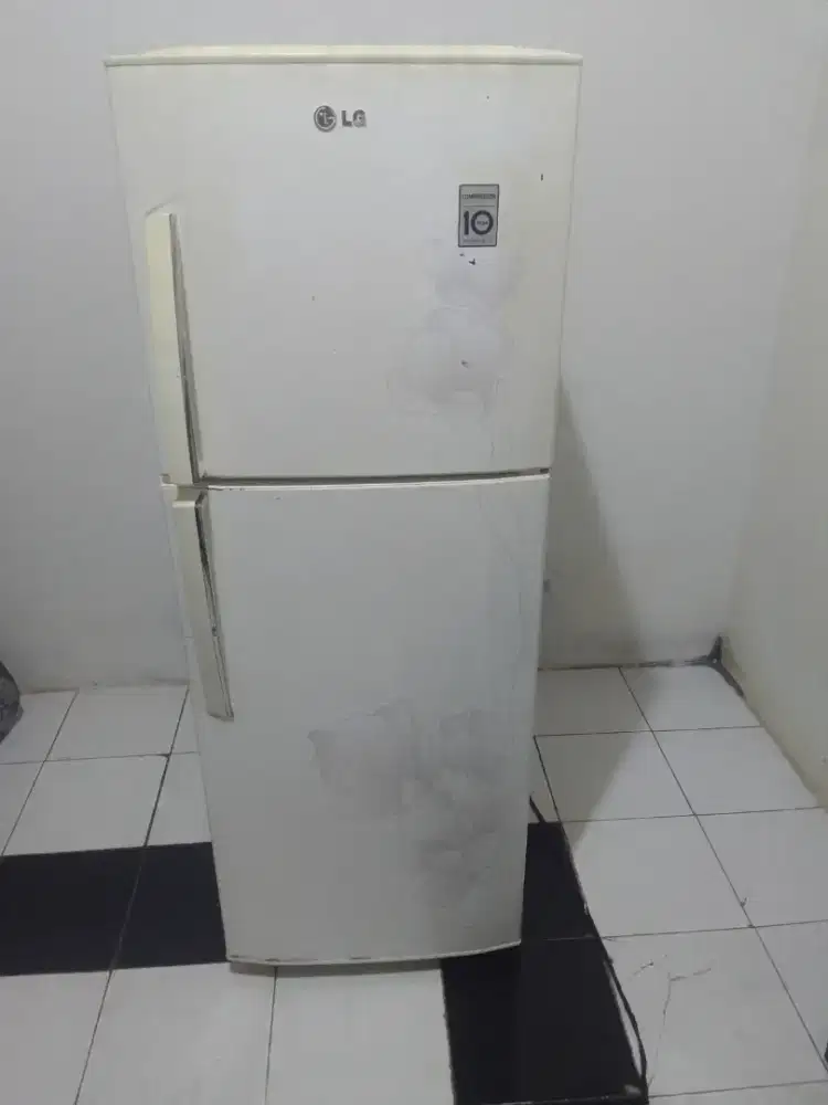 Kulkas 2 pintu merk LG masih orsinil siap pakai