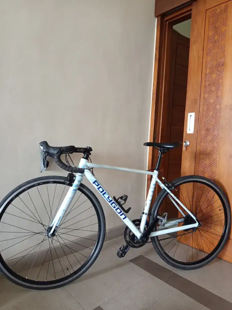 Sepeda road bike Polygon Stratos S2
