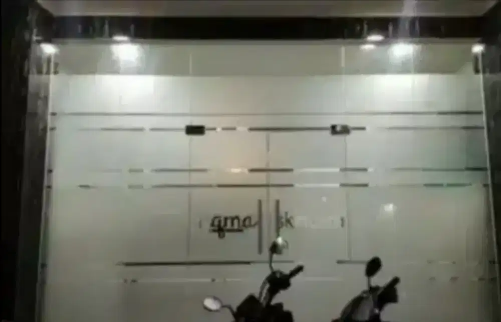 Berikut pemasangan stiker sanblas kaca film dari kerja kami