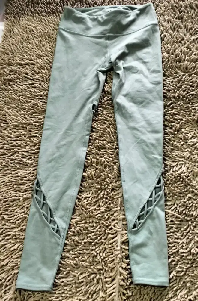 legging lembut
a l o
nyaman
hijau
model unik
size XS/S