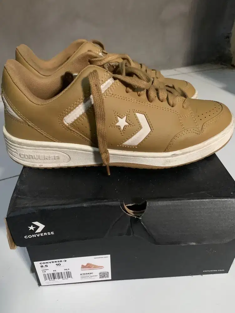 Converse Weapon Low Brown White berbahan kulit.