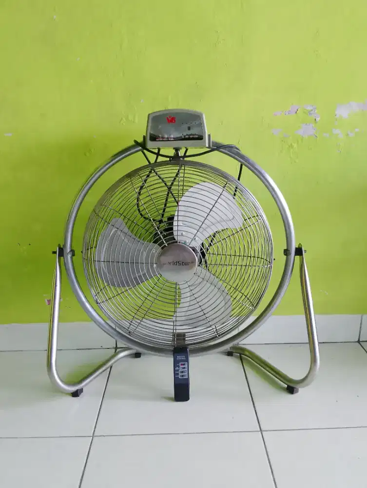 Kipas angin duduk/dinding merk World star 22 inc pakai remote.