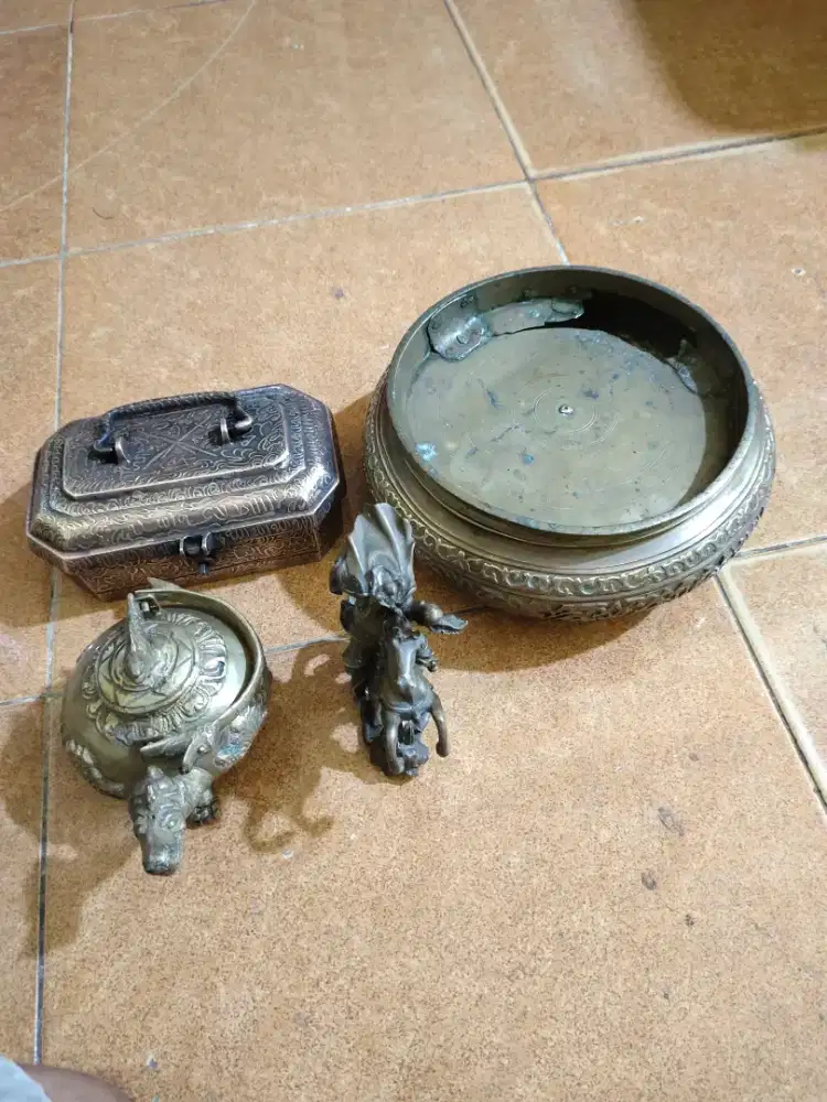 Di Maharkan barang antik kuningan