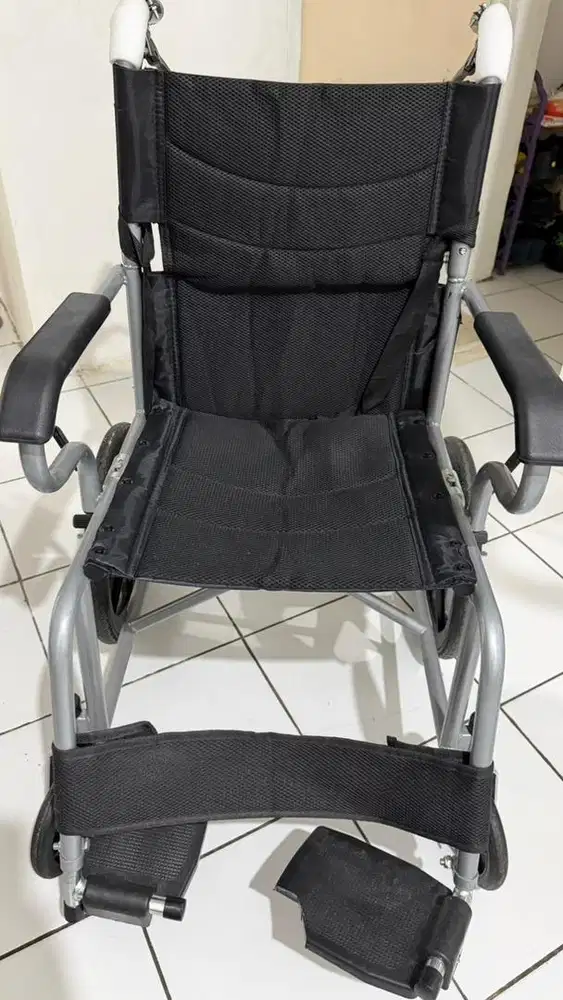 Kursi roda dan tongkat