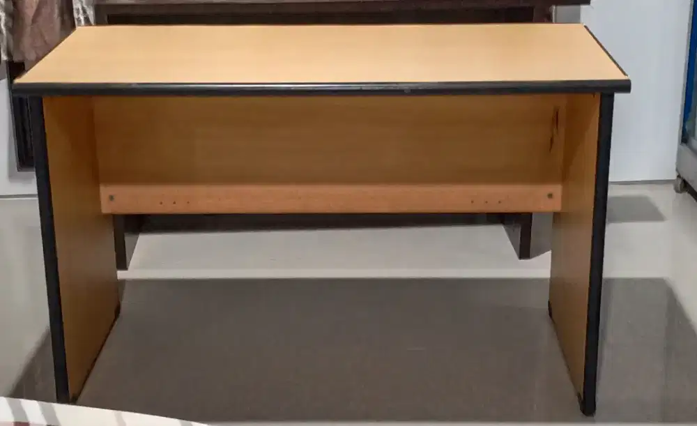 JUAL MEJA WARNA CREAM KONDISI MASIH BAGUS