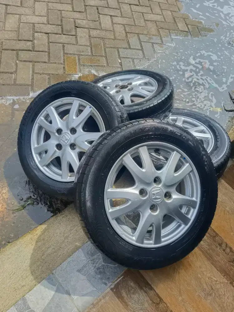 Barangkali ada yang minat jual velg mobil dan ban Honda Jazz