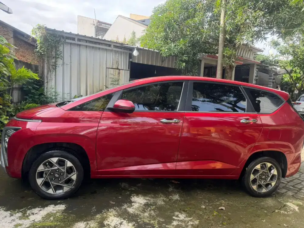 Hyundai stargazer 2022 merah dari baru