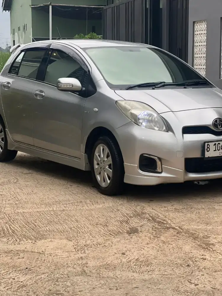 Toyota yaris e 2012